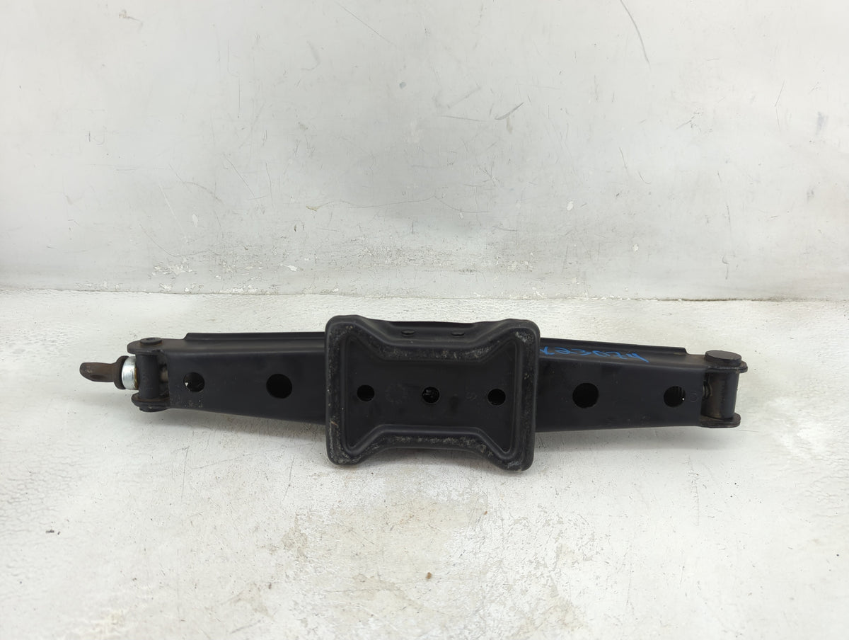 2019 Toyota Sienna Spare Scissor Car Jack - Oemusedautoparts1.com