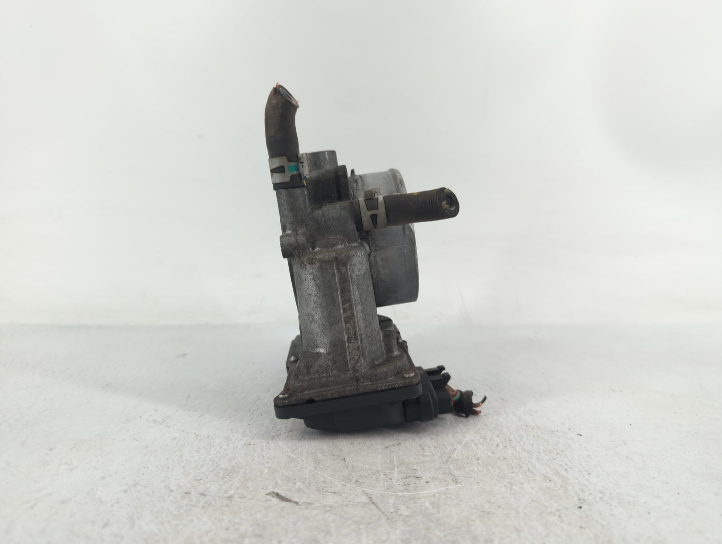 2016-2022 Toyota Tacoma Throttle Body P/N:22030-0P060 Fits Fits 2016 2017 2018 2019 2020 2021 2022 OEM Used Auto Parts - Oem