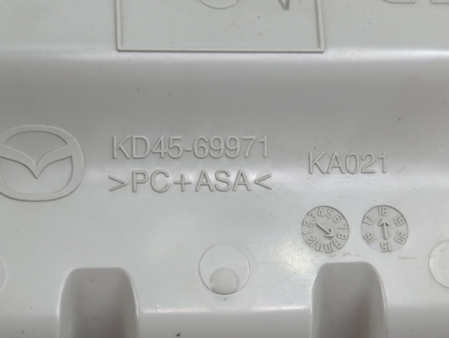 2019 Toyota Yaris Overhead Roof Console - Oemusedautoparts1.com