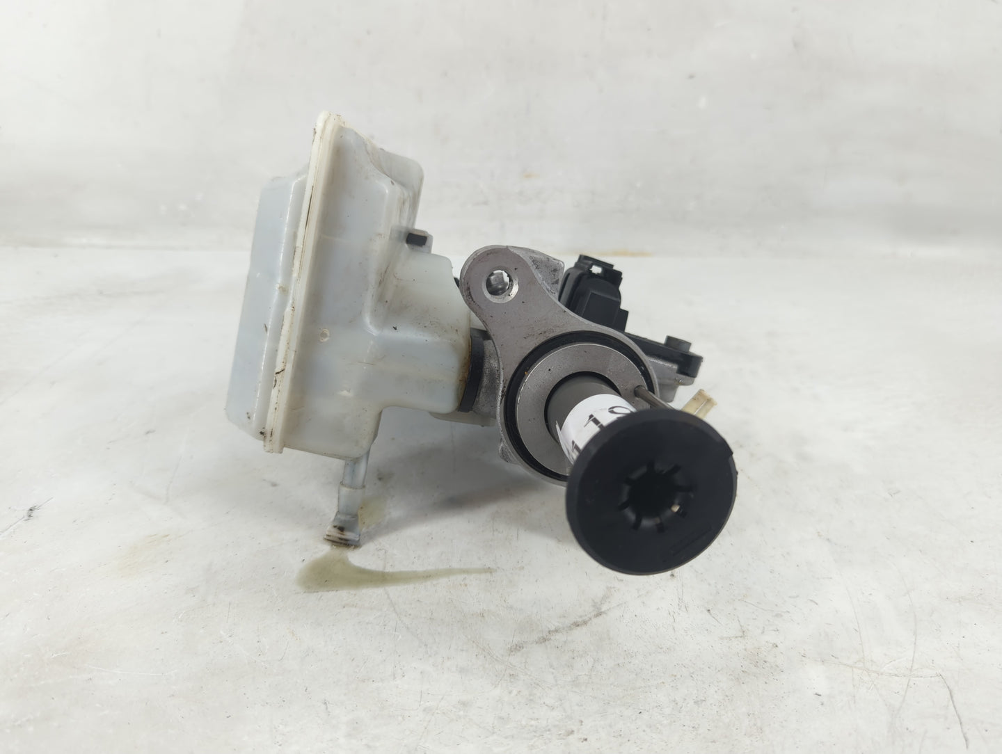 Volkswagen Atlas Brake Master Cylinder 1198887 - Oemusedautoparts1.com