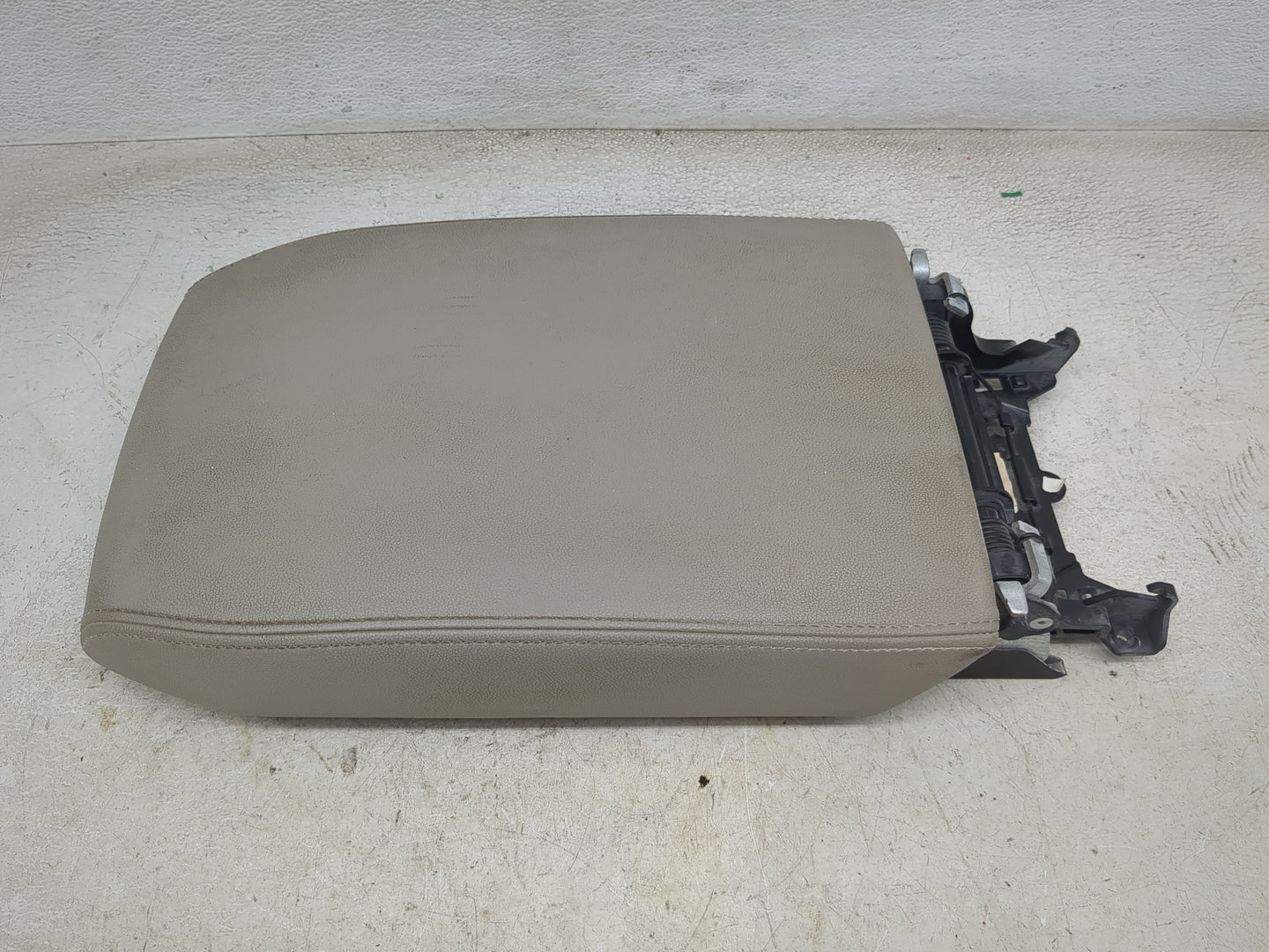 2019 Volkswagen Atlas Center Console Armrest Cover Lid P/N:3CN864207 Fits OEM Used Auto Parts - Oemusedautoparts1.com
