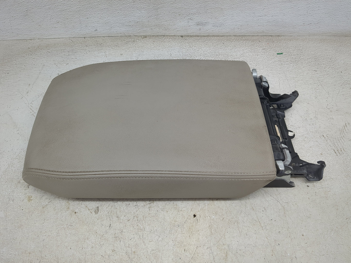 2019 Volkswagen Atlas Center Console Armrest Cover Lid P/N:3CN864207 Fits OEM Used Auto Parts - Oemusedautoparts1.com