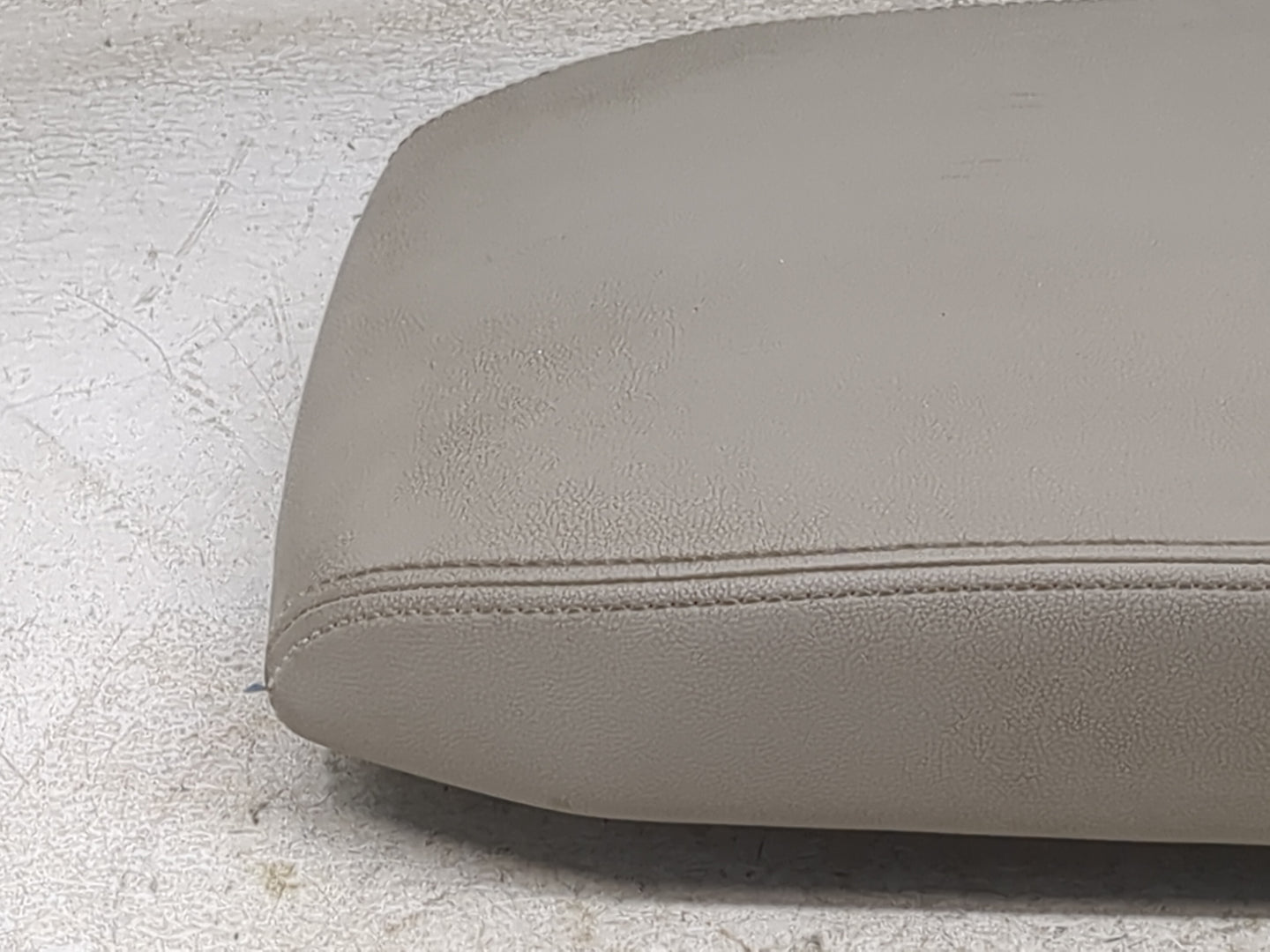 2019 Volkswagen Atlas Center Console Armrest Cover Lid P/N:3CN864207 Fits OEM Used Auto Parts - Oemusedautoparts1.com