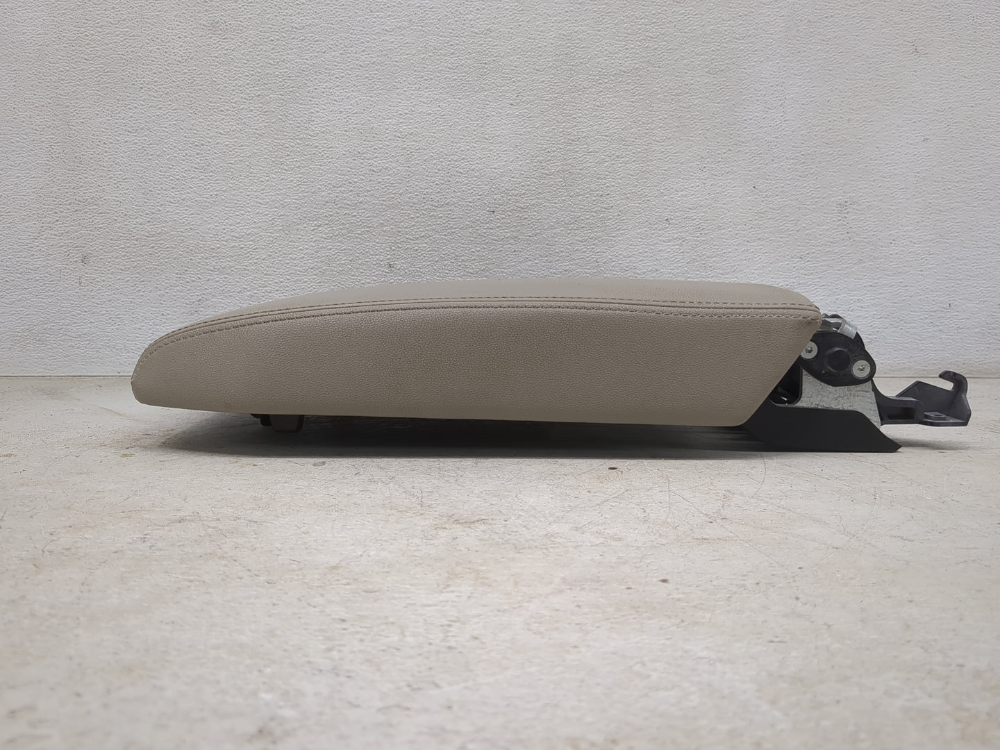 2019 Volkswagen Atlas Center Console Armrest Cover Lid P/N:3CN864207 Fits OEM Used Auto Parts - Oemusedautoparts1.com