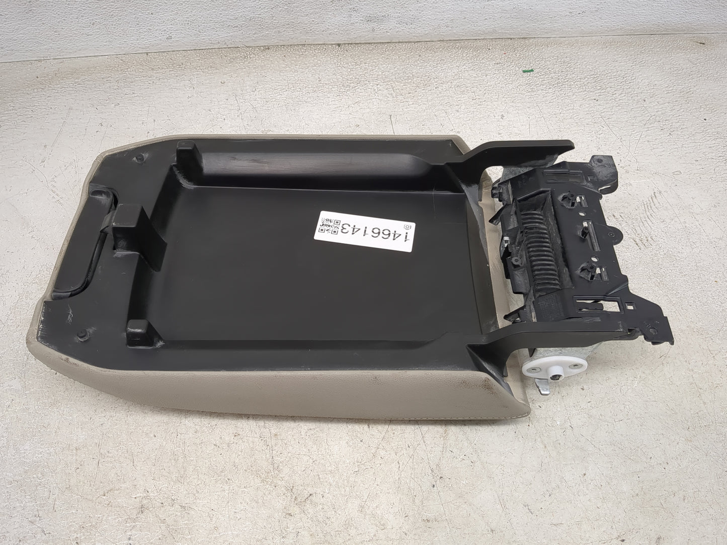 2019 Volkswagen Atlas Center Console Armrest Cover Lid P/N:3CN864207 Fits OEM Used Auto Parts - Oemusedautoparts1.com