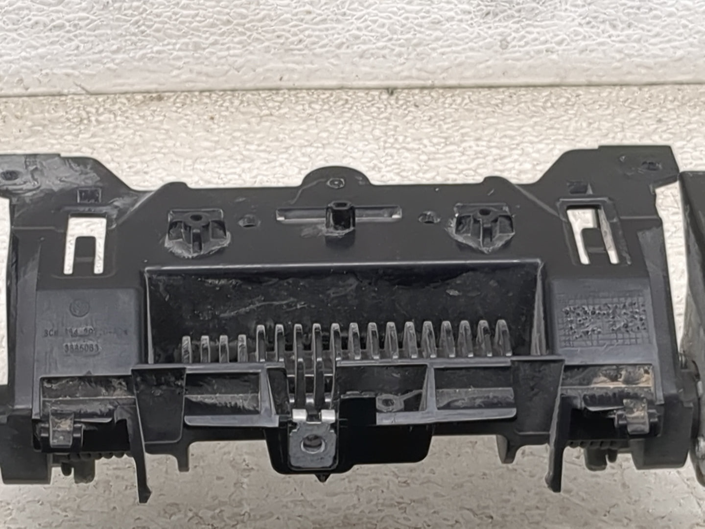 2019 Volkswagen Atlas Center Console Armrest Cover Lid P/N:3CN864207 Fits OEM Used Auto Parts - Oemusedautoparts1.com