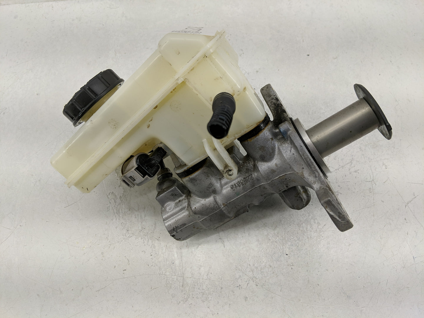 2015-2019 Volkswagen Golf Brake Master Cylinder - Oemusedautoparts1.com
