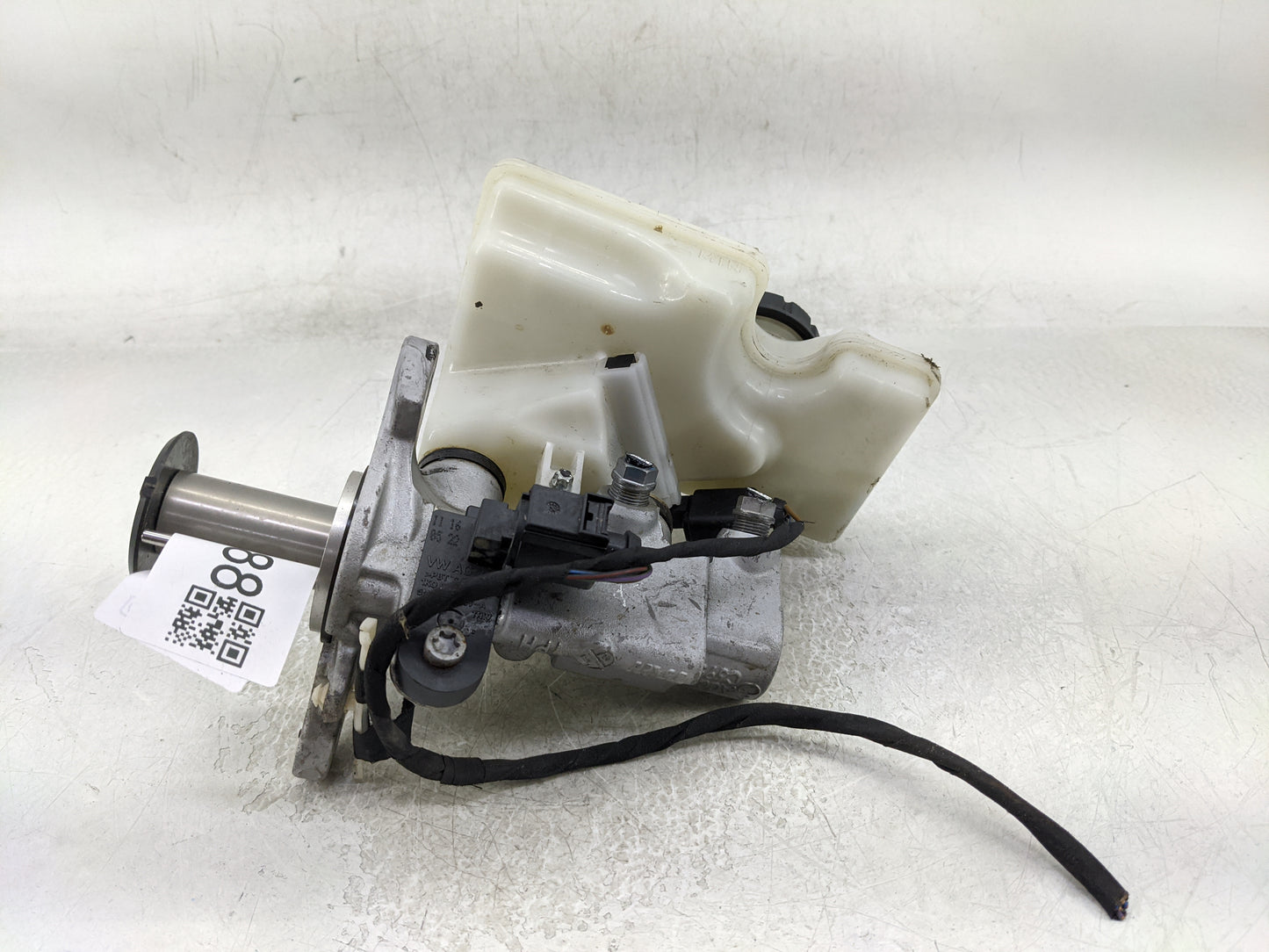 2015-2019 Volkswagen Golf Brake Master Cylinder - Oemusedautoparts1.com
