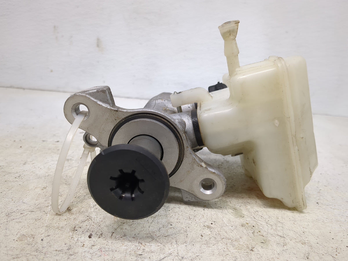 2015-2019 Volkswagen Golf Brake Master Cylinder 1513342 - Oemusedautoparts1.com