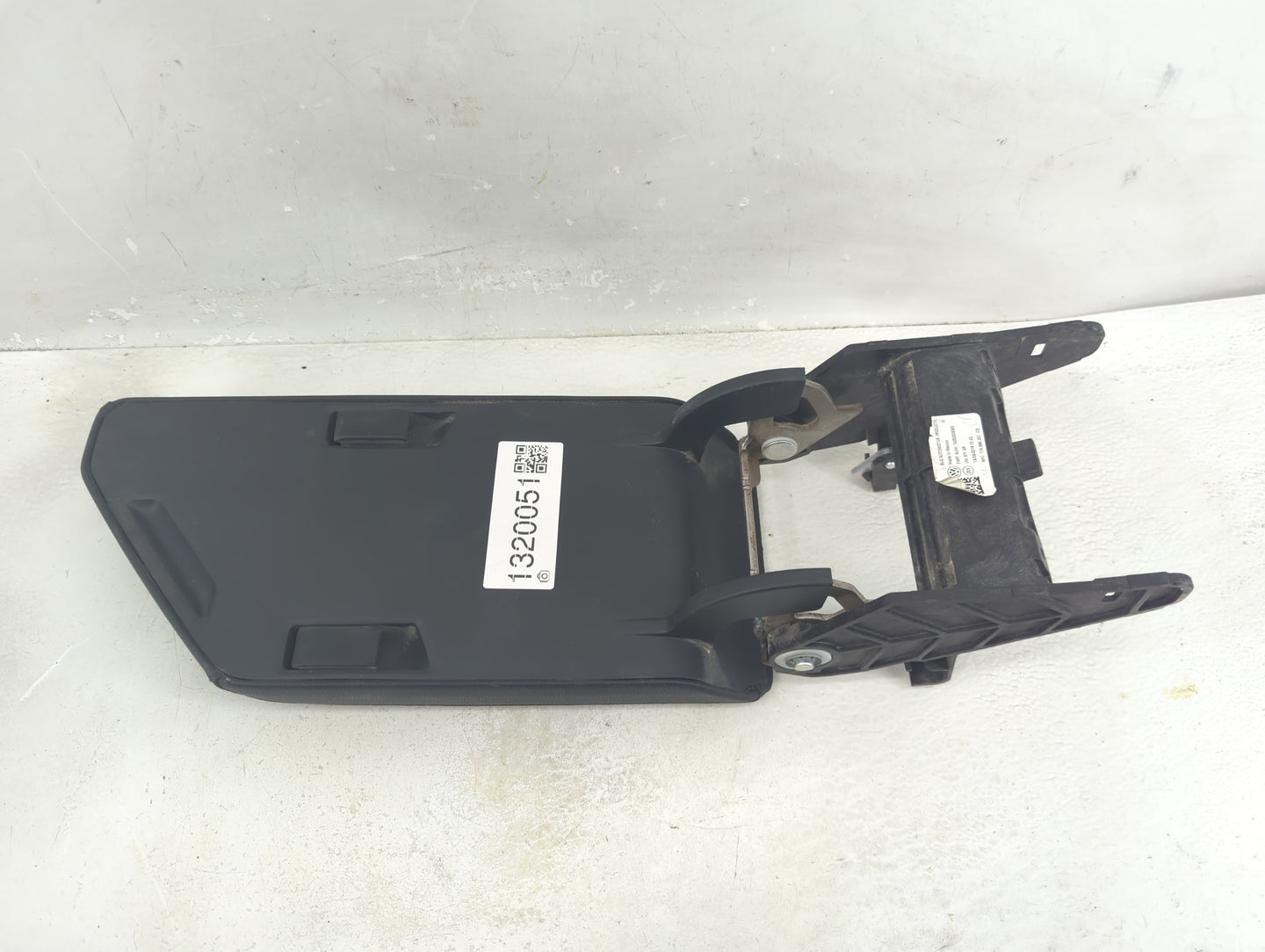 2019 Volkswagen Jetta Center Console Armrest Cover Lid Fits OEM Used Auto Parts - Oemusedautoparts1.com