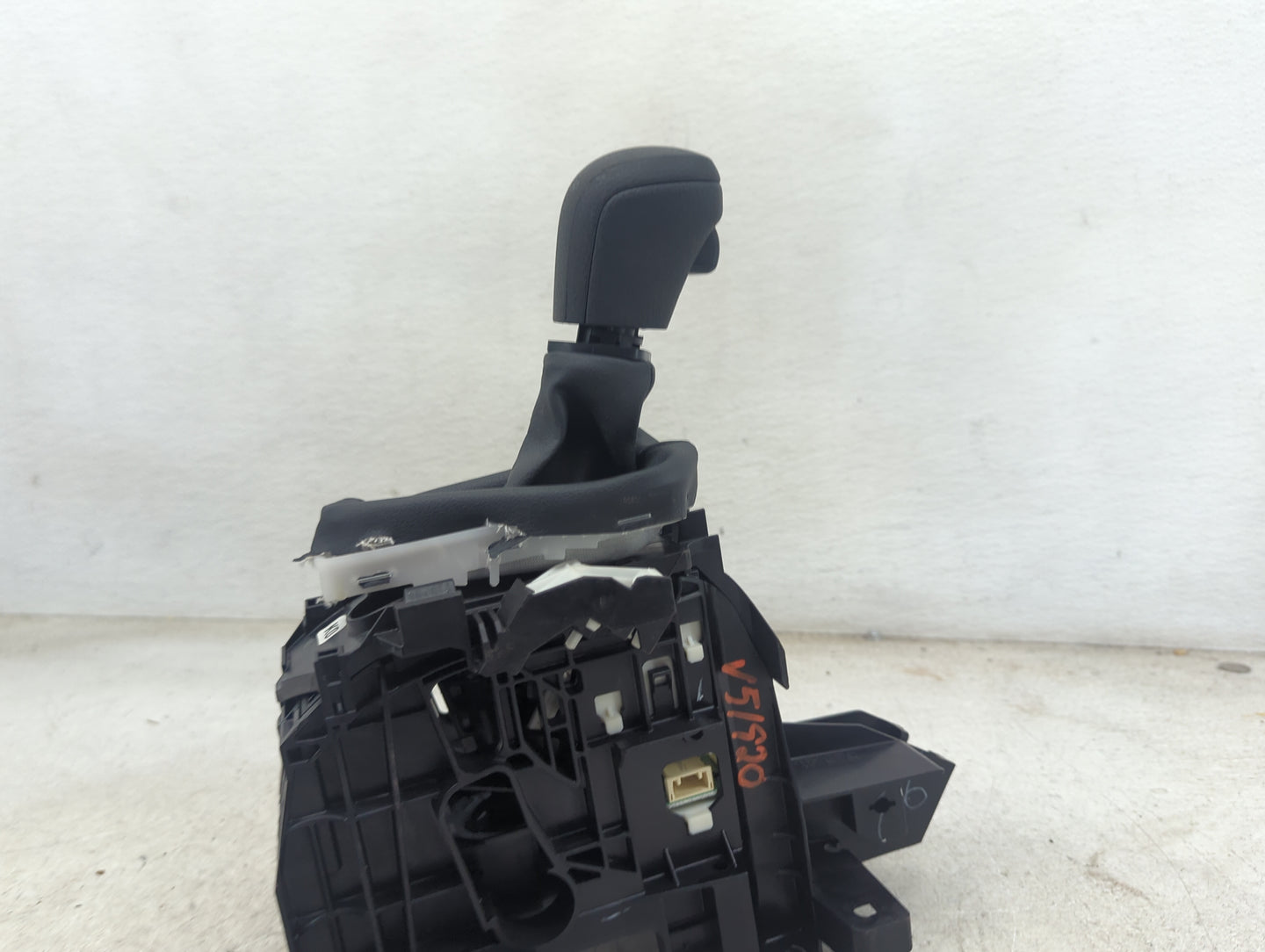2019 Volkswagen Jetta Floor Console Assembly Shifter - Oemusedautoparts1.com
