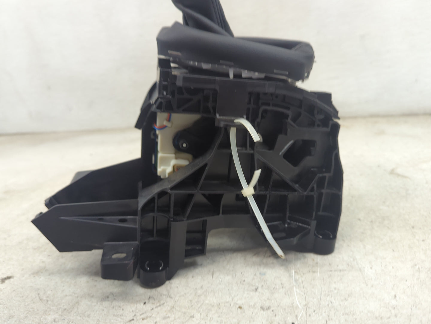 2019 Volkswagen Jetta Floor Console Assembly Shifter - Oemusedautoparts1.com