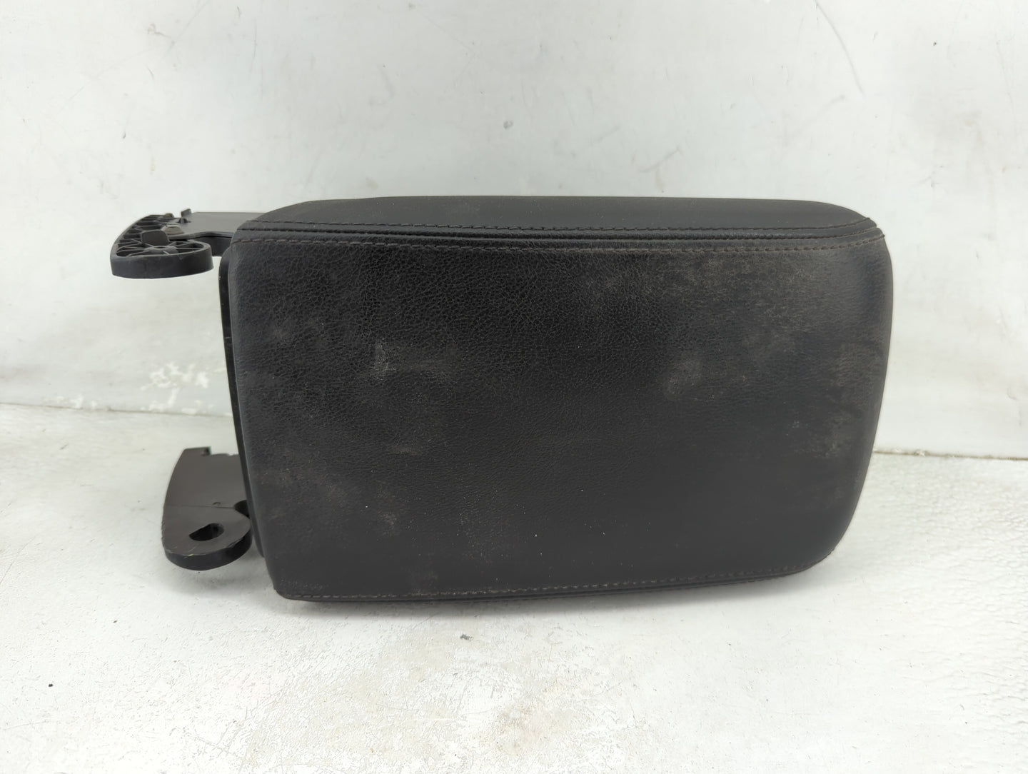 2019 Volkswagen Passat Center Console Armrest Cover Lid P/N:VW411 721012818 Fits OEM Used Auto Parts - Oemusedautoparts1.com