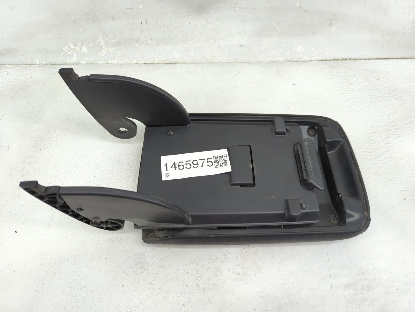 2019 Volkswagen Passat Center Console Armrest Cover Lid P/N:VW411 721012818 Fits OEM Used Auto Parts - Oemusedautoparts1.com