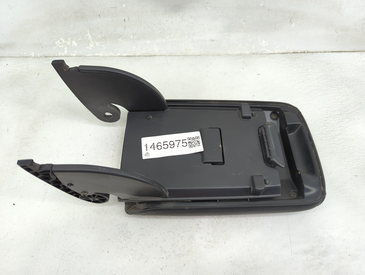 2019 Volkswagen Passat Center Console Armrest Cover Lid P/N:VW411 721012818 Fits OEM Used Auto Parts - Oemusedautoparts1.com