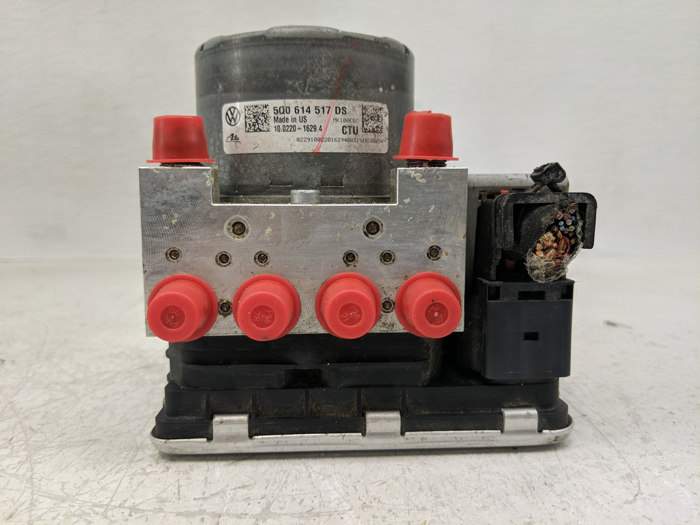 2018-2020 Volkswagen Tiguan ABS Pump Control Module Replacement P/N:5Q0 614 517 DS Fits Fits 2018 2019 2020 OEM Used Auto Pa