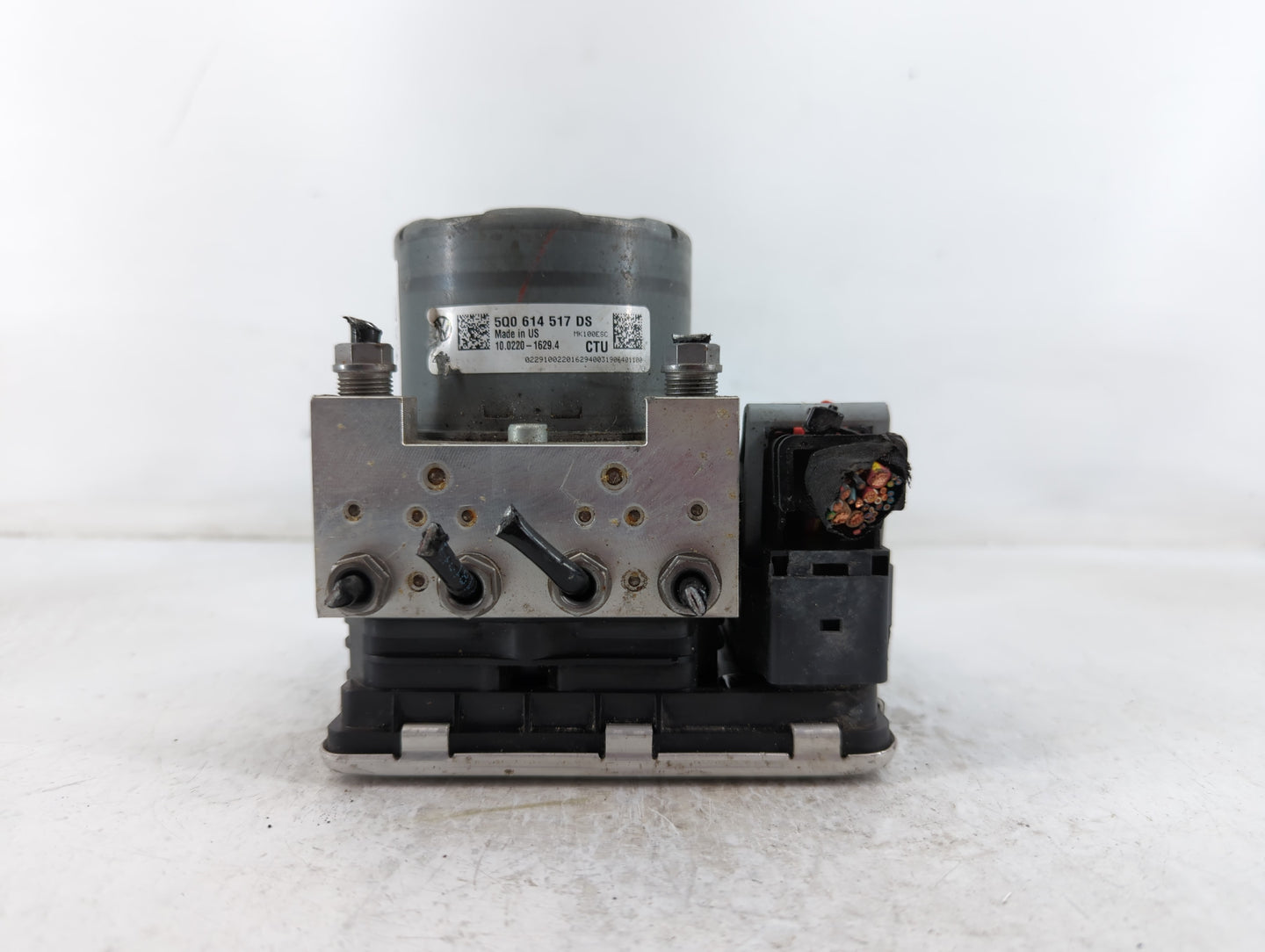 2018-2020 Volkswagen Tiguan ABS Pump Control Module Replacement P/N:5Q0 614 517 DS Fits Fits 2018 2019 2020 OEM Used Auto Pa