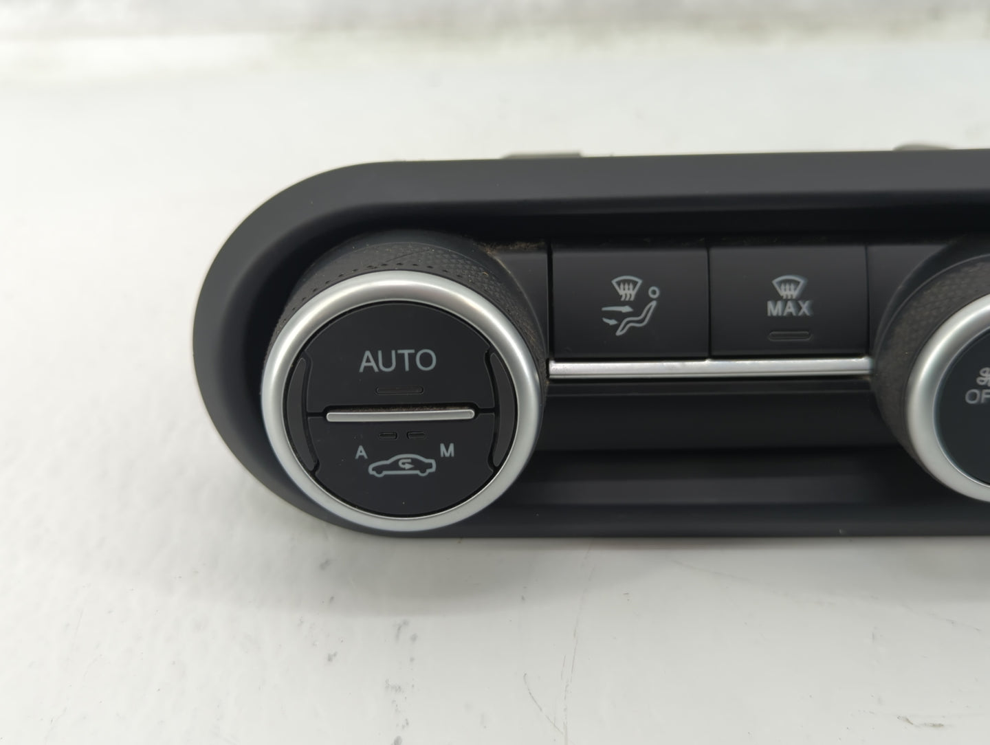 2020 Alfa Romeo Giulia Climate Control Module Temperature AC/Heater Replacement P/N:01561506100 Fits OEM Used Auto Parts - O