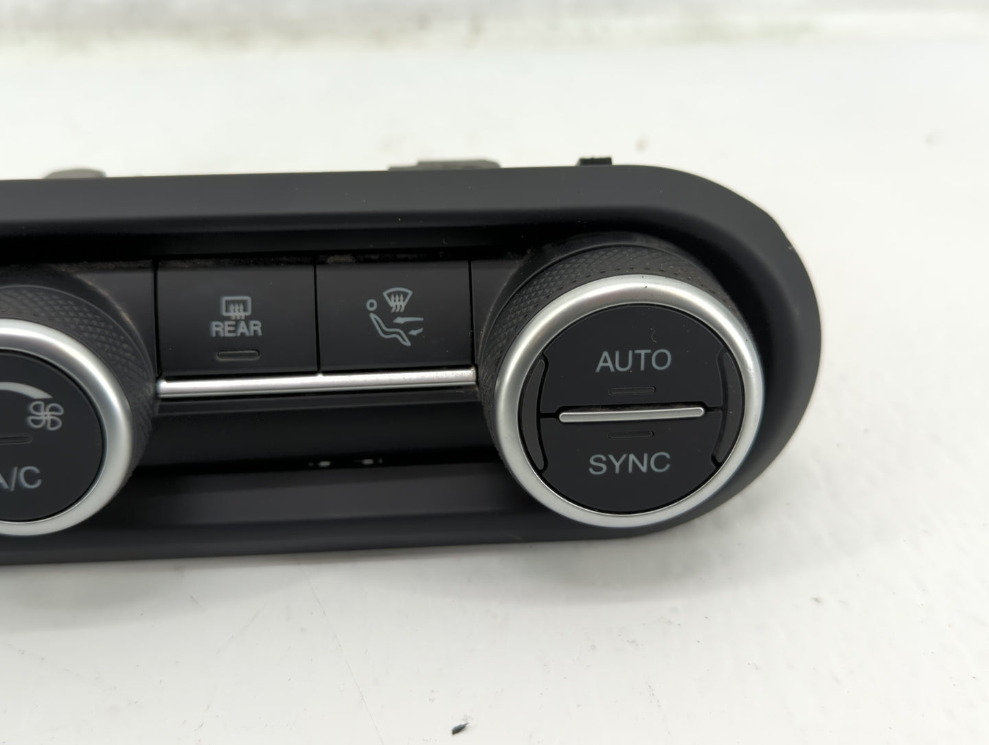 2020 Alfa Romeo Giulia Climate Control Module Temperature AC/Heater Replacement P/N:01561506100 Fits OEM Used Auto Parts - O