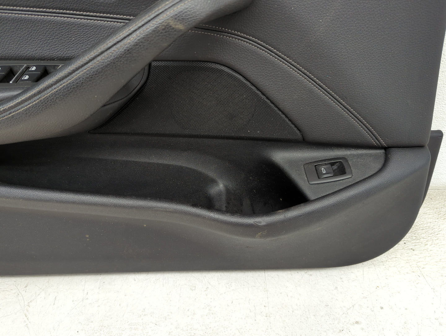 2020 Bmw 530 Front Left Driver Interior Door Panel Trim Black - Oemusedautoparts1.com