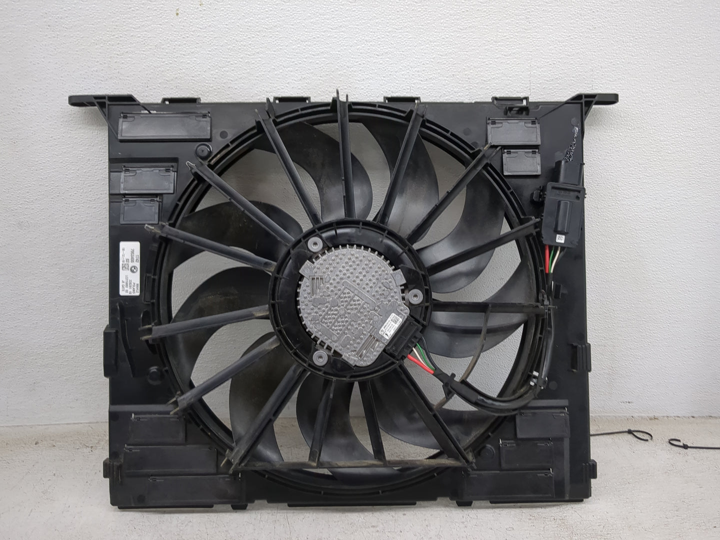 2017-2020 Bmw 530i Electric Radiator Cooling Fan Motor Assembly - Oemusedautoparts1.com