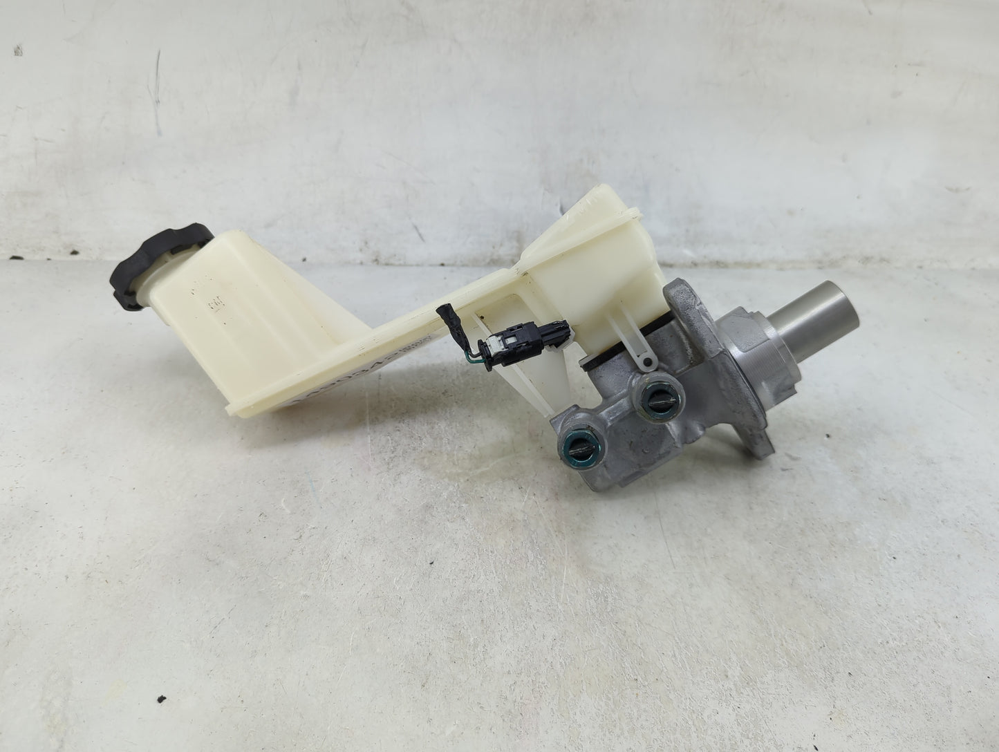 2020-2020 Buick Enclave Brake Master Cylinder - Oemusedautoparts1.com