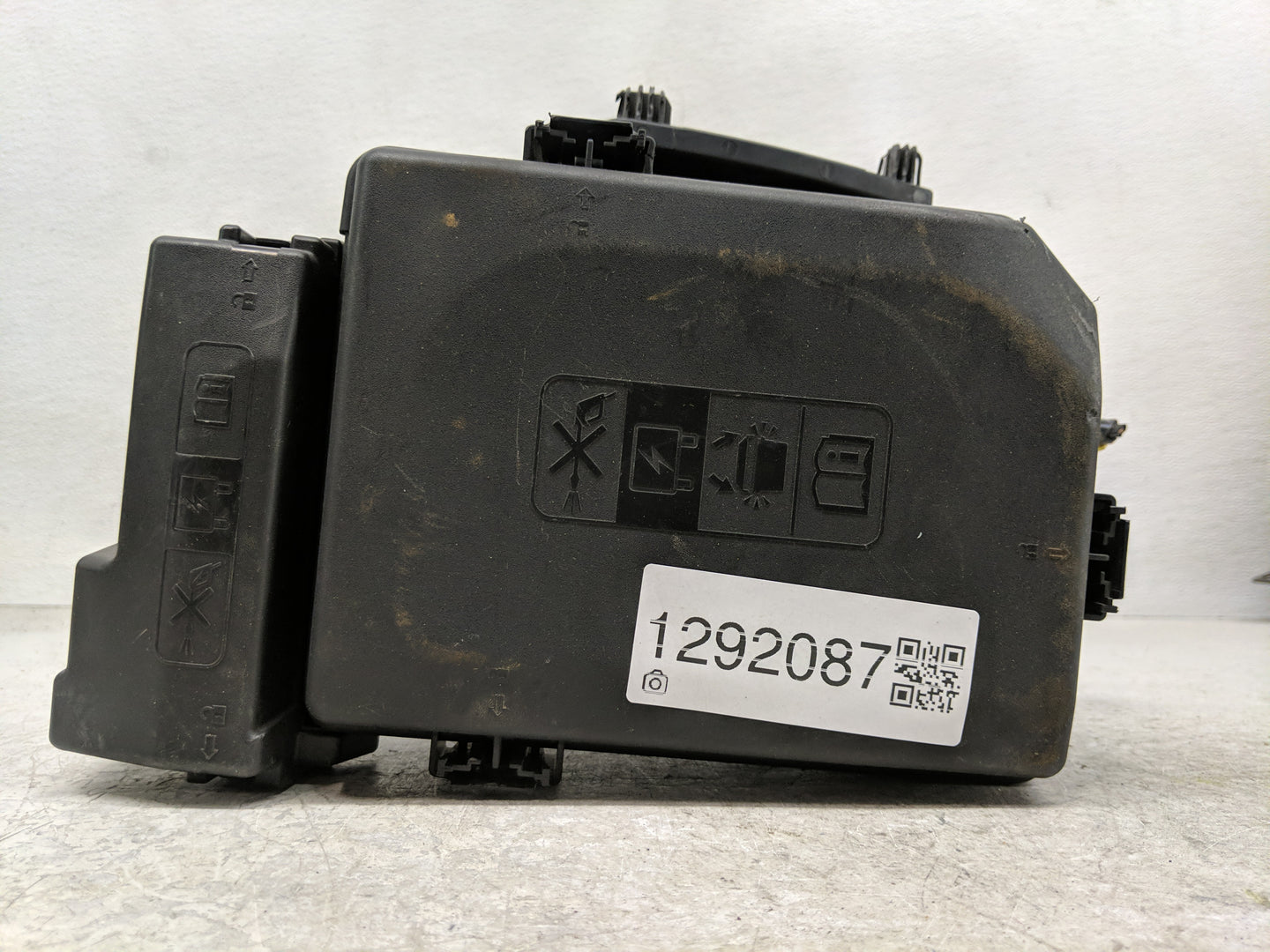 2016-2020 Buick Envision Fusebox Fuse Box Panel Relay Module P/N:84423753 Fits Fits 2016 2017 2018 2019 2020 OEM Used Auto P