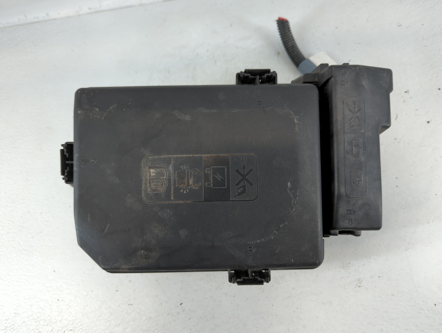 2016-2020 Buick Envision Fusebox Fuse Box Panel Relay Module P/N:84423753 Fits Fits 2016 2017 2018 2019 2020 OEM Used Auto P