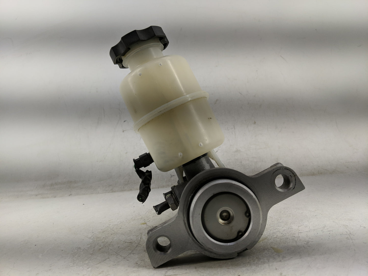 2015-2020 Cadillac Escalade Brake Master Cylinder - Oemusedautoparts1.com