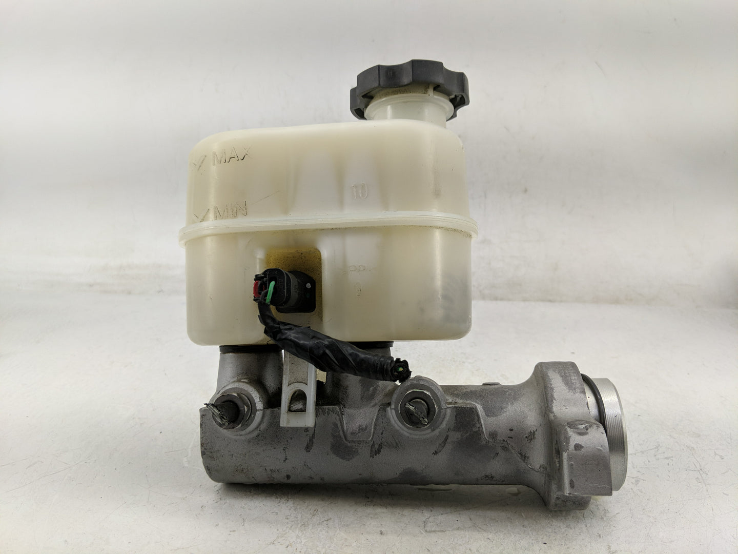 2015-2020 Cadillac Escalade Brake Master Cylinder - Oemusedautoparts1.com