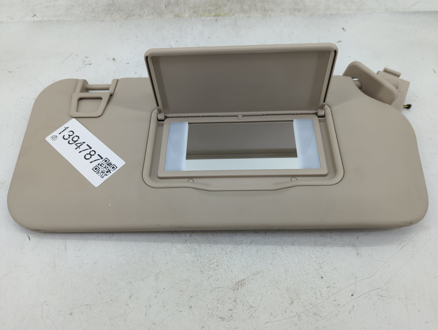 2020 Cadillac Escalade Sun Visor Shade Replacement Passenger Right Mirror Fits OEM Used Auto Parts - Oemusedautoparts1.com