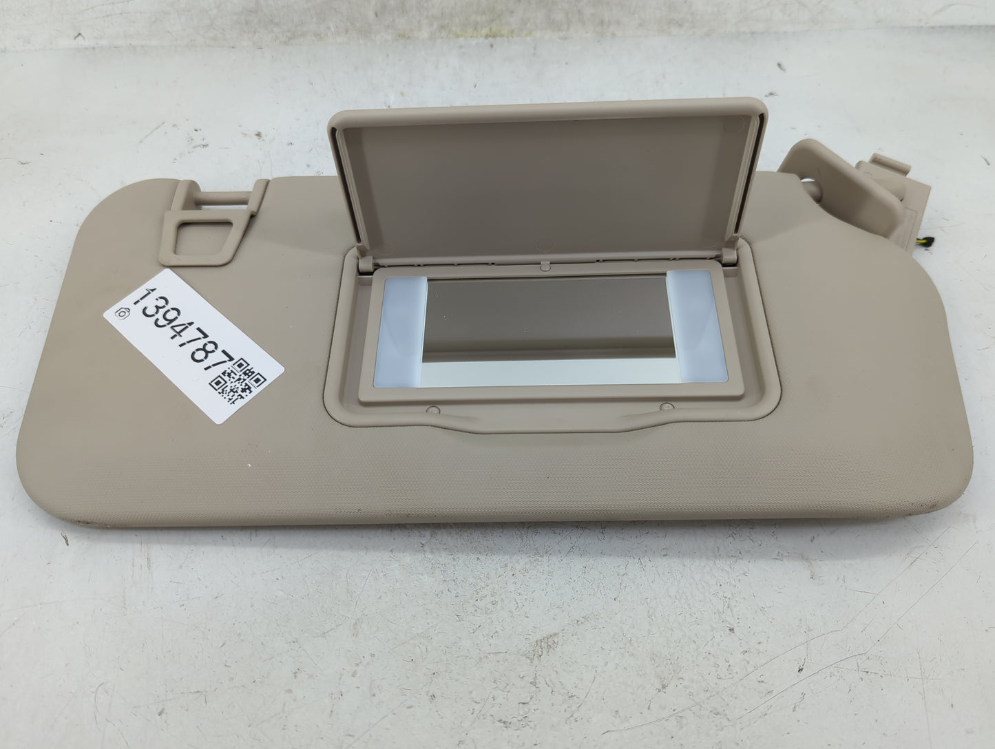 2020 Cadillac Escalade Sun Visor Shade Replacement Passenger Right Mirror Fits OEM Used Auto Parts - Oemusedautoparts1.com