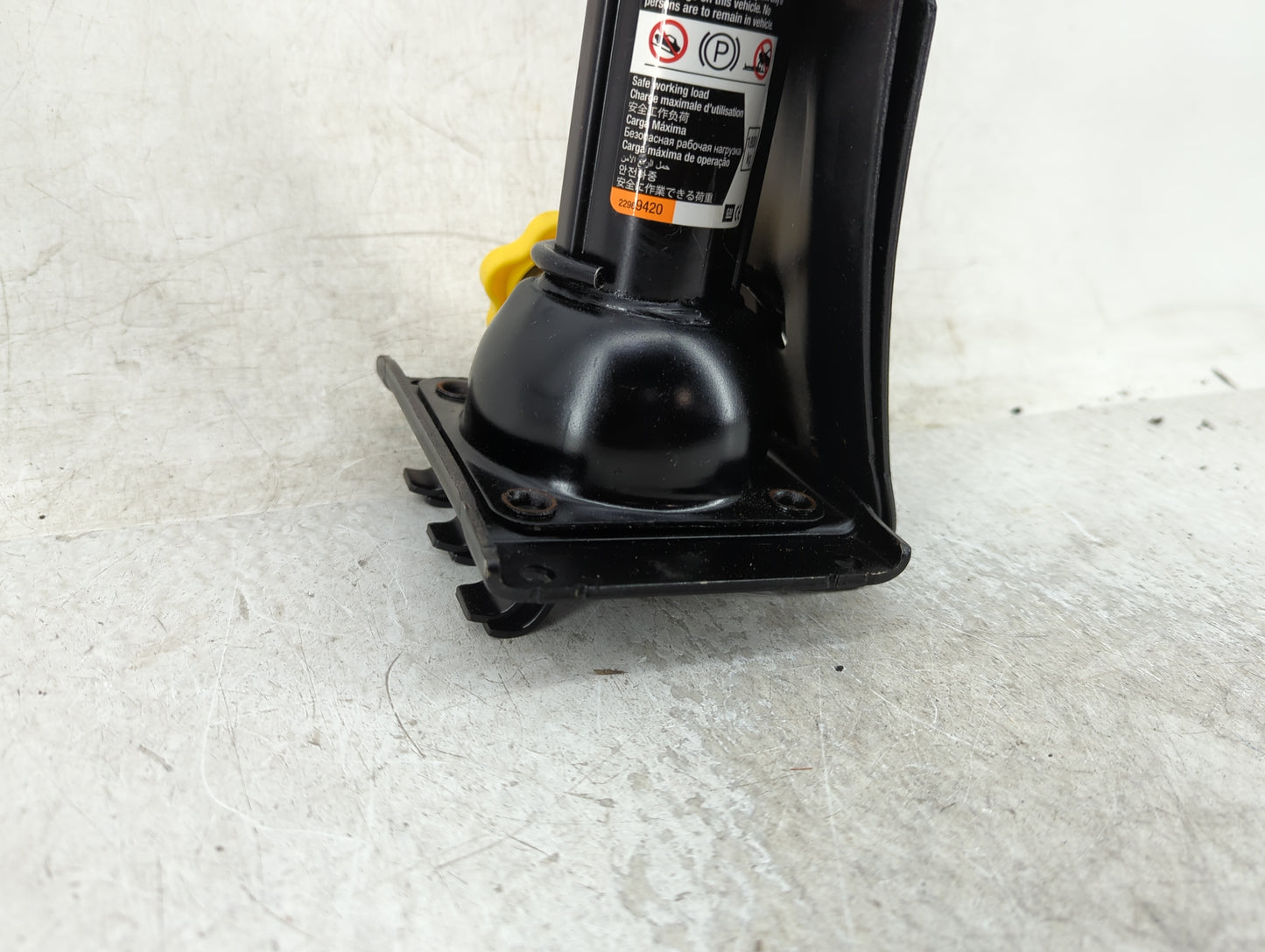 2020 Cadillac Escalade Spare Scissor Car Jack - Oemusedautoparts1.com