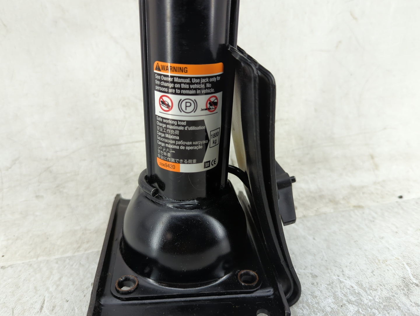2020 Cadillac Escalade Spare Scissor Car Jack - Oemusedautoparts1.com