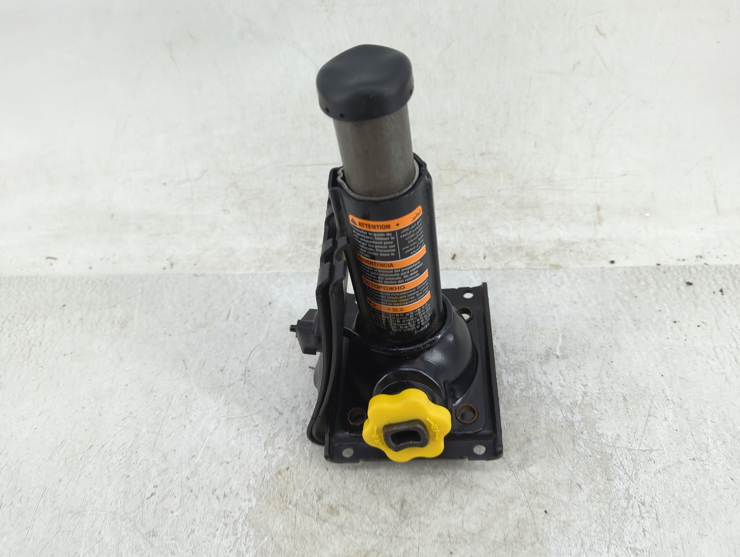 2020 Cadillac Escalade Spare Scissor Car Jack - Oemusedautoparts1.com