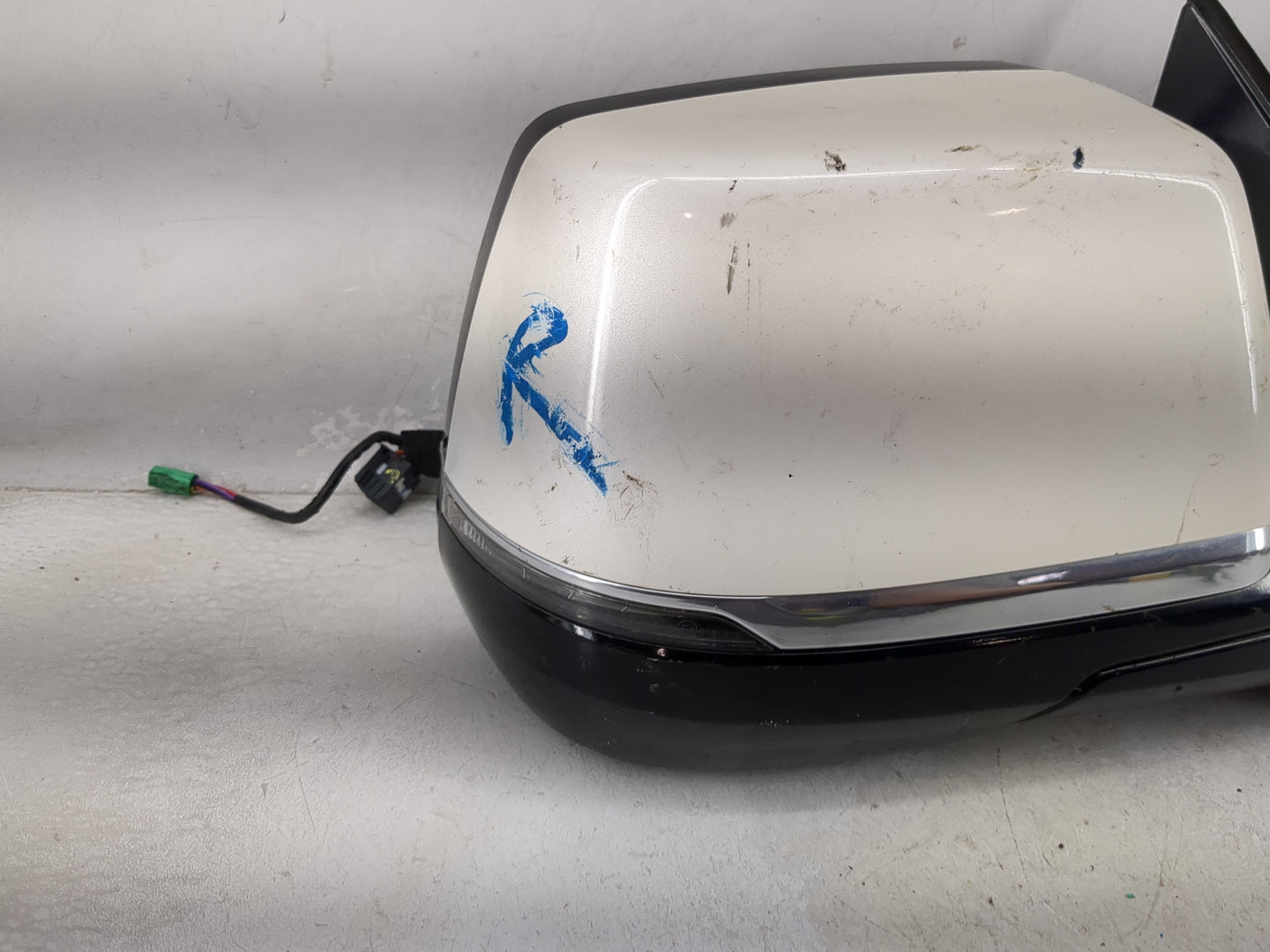 2020 Cadillac Escalade Passenger Side View Mirror - Right Door Mirror OEM Used - Oemusedautoparts1.com