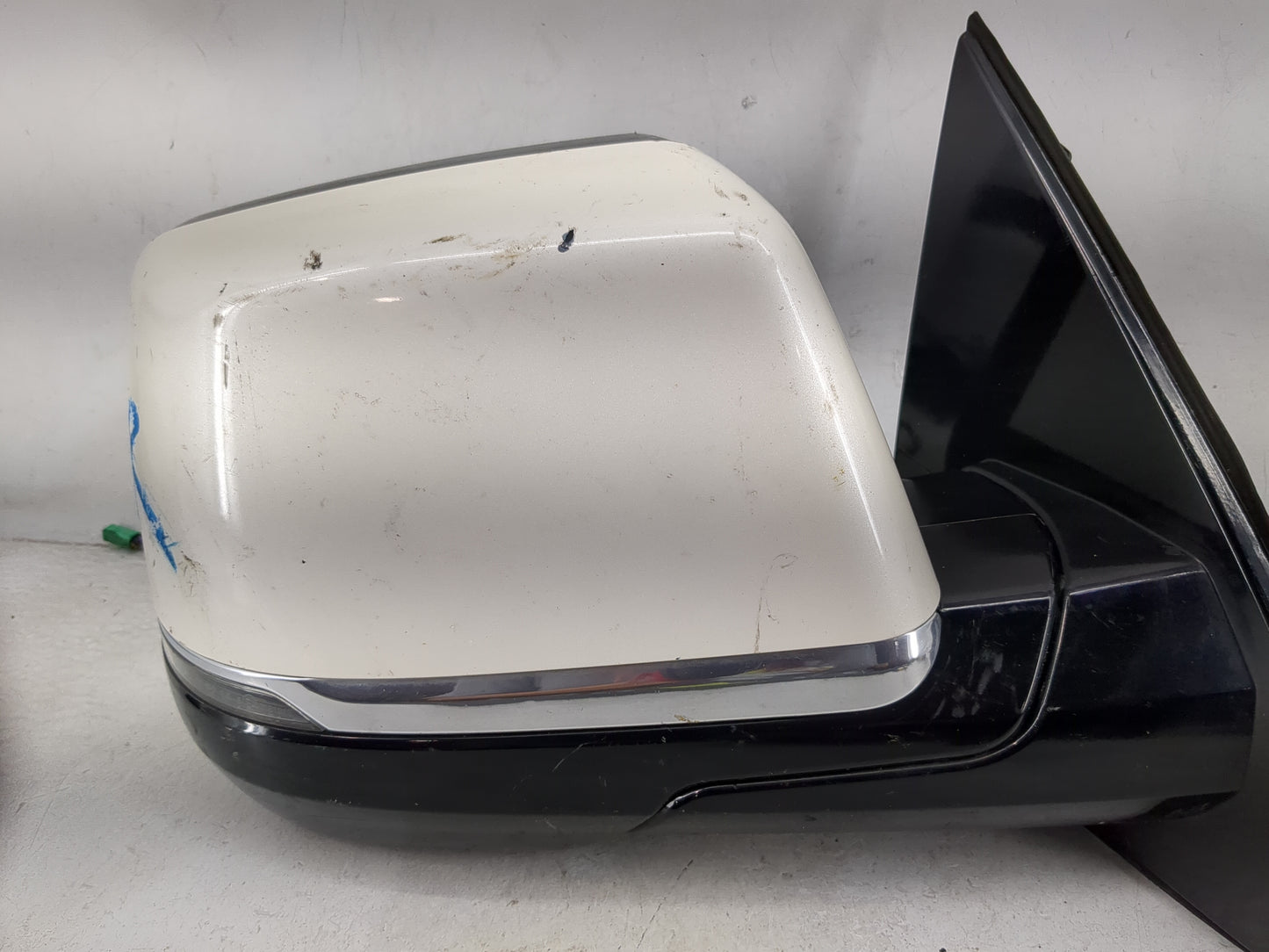 2020 Cadillac Escalade Passenger Side View Mirror - Right Door Mirror OEM Used - Oemusedautoparts1.com