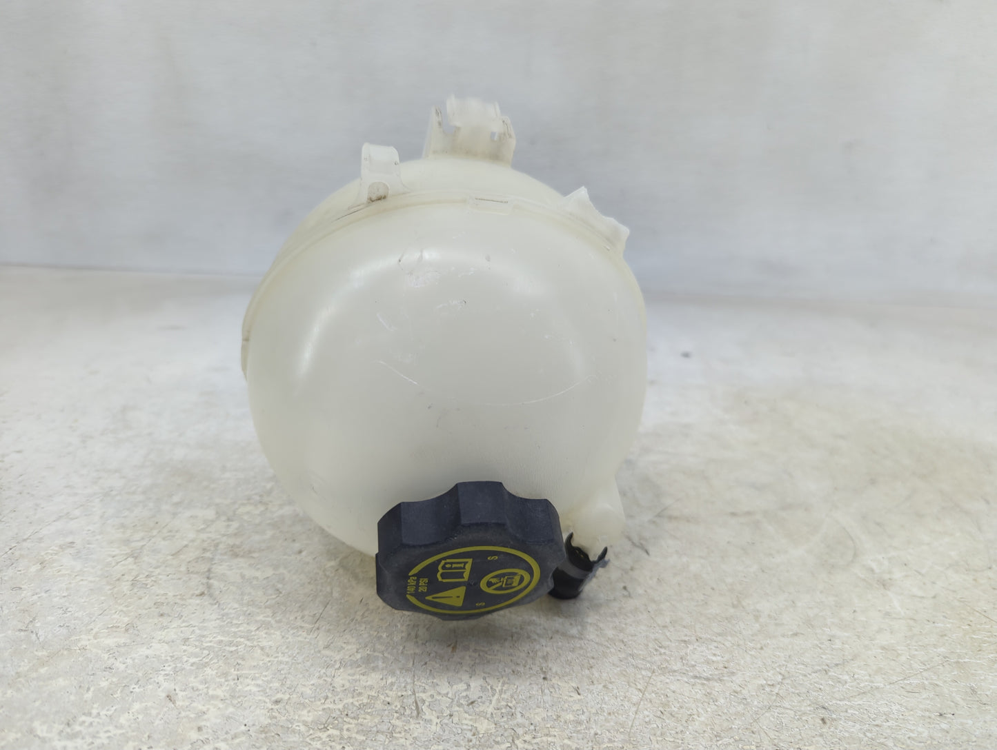 2020-2020 Cadillac Xt6 Radiator Coolant Overflow Expansion Tank Bottle - Oemusedautoparts1.com