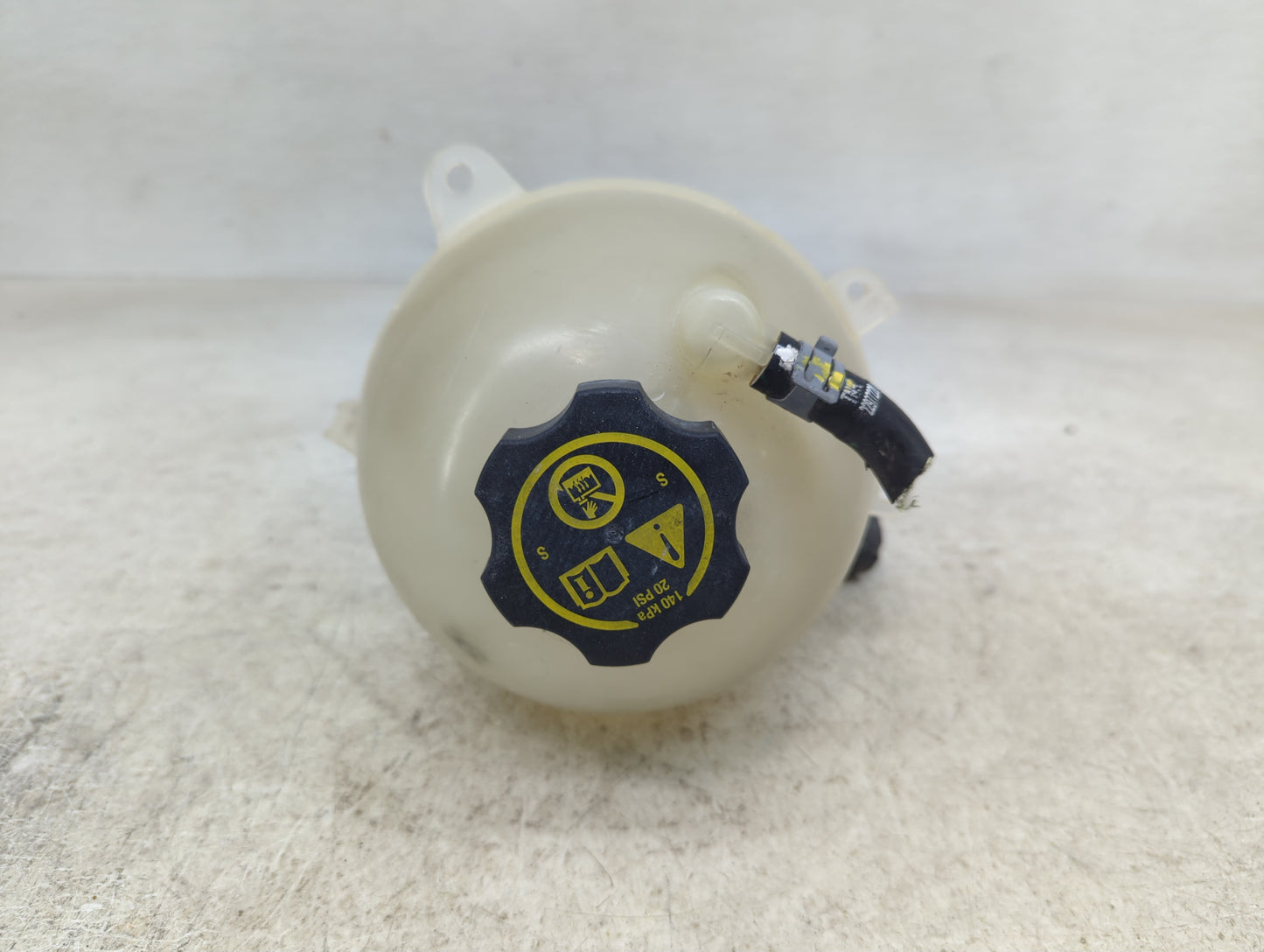 2020-2020 Cadillac Xt6 Radiator Coolant Overflow Expansion Tank Bottle - Oemusedautoparts1.com
