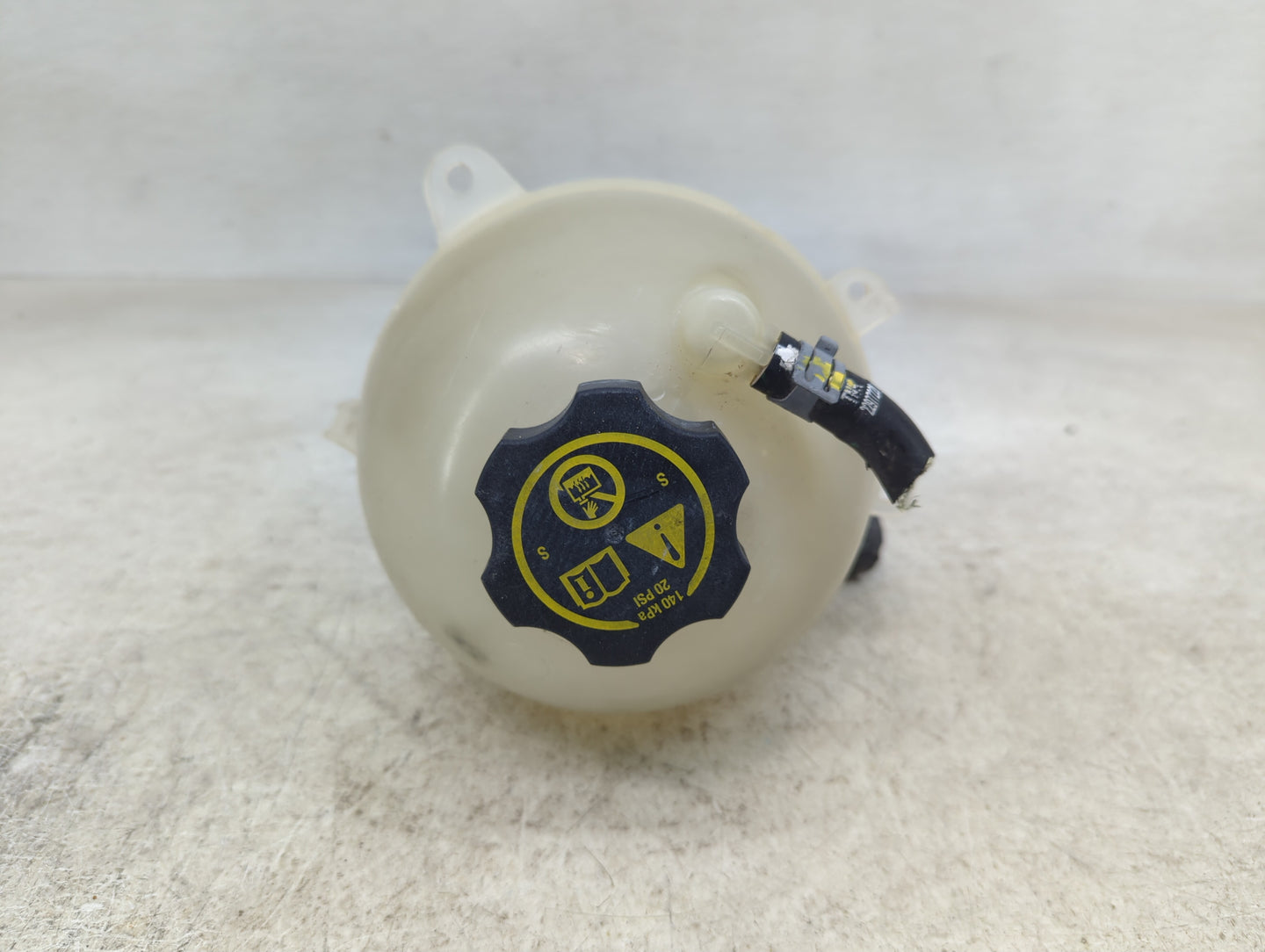 2020-2020 Cadillac Xt6 Radiator Coolant Overflow Expansion Tank Bottle 1409588 - Oemusedautoparts1.com