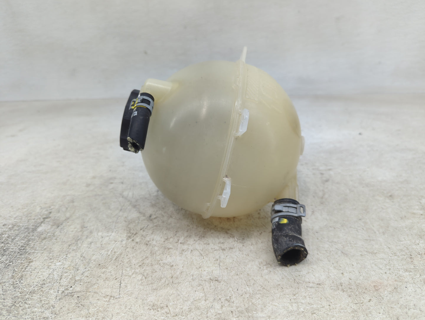2020-2020 Cadillac Xt6 Radiator Coolant Overflow Expansion Tank Bottle 1409588 - Oemusedautoparts1.com