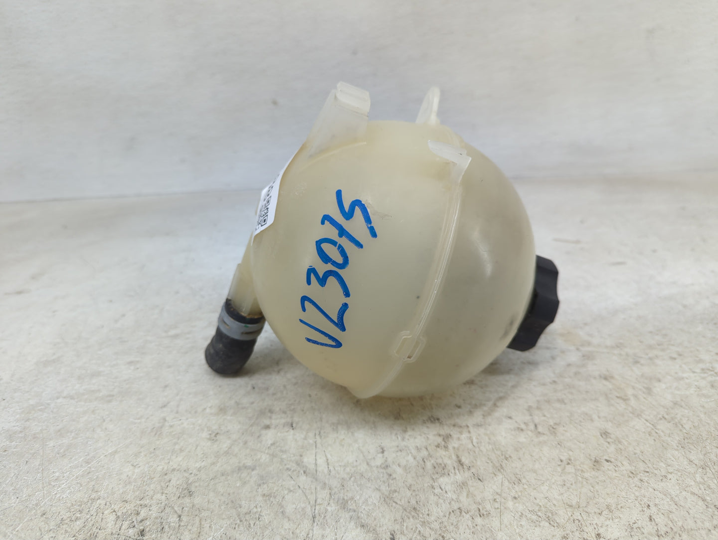 2020-2020 Cadillac Xt6 Radiator Coolant Overflow Expansion Tank Bottle - Oemusedautoparts1.com