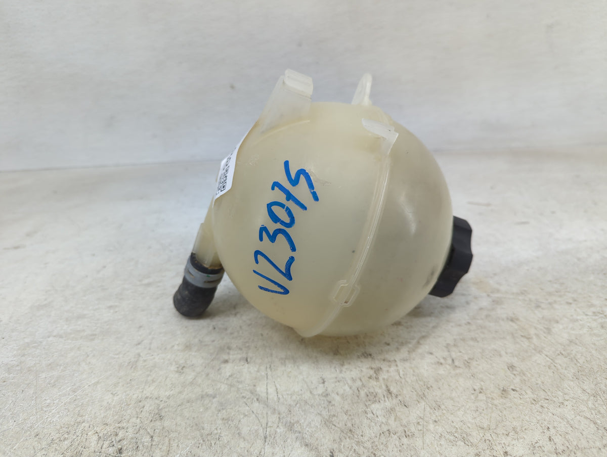 2020-2020 Cadillac Xt6 Radiator Coolant Overflow Expansion Tank Bottle 1409588 - Oemusedautoparts1.com