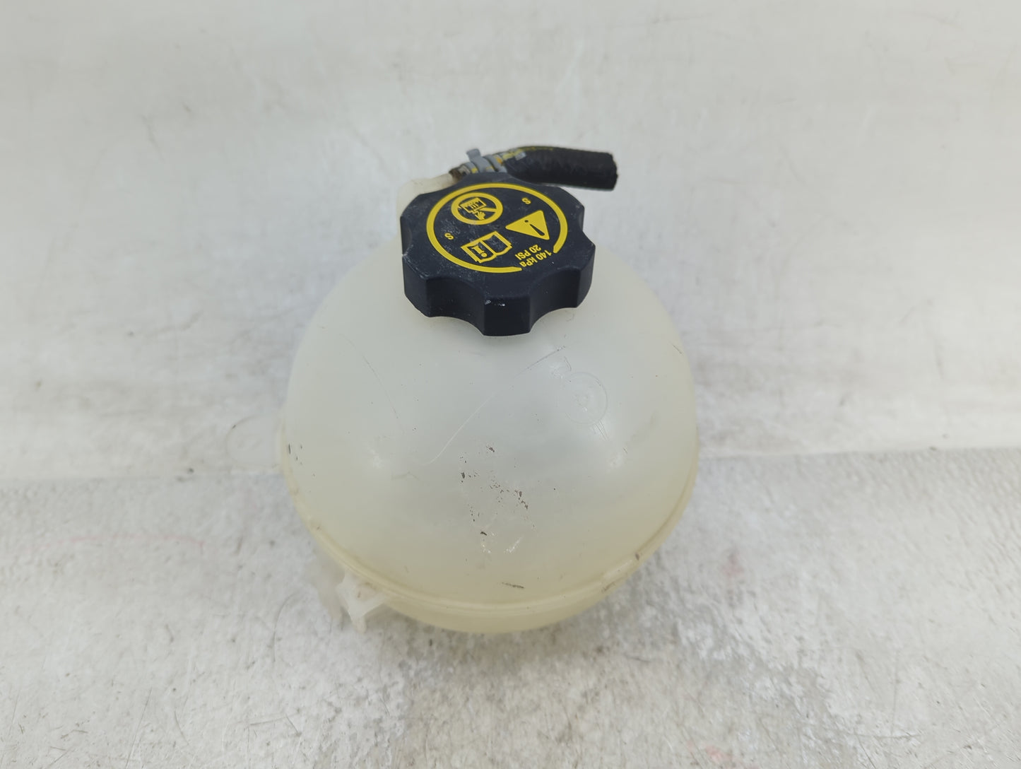 2020-2020 Cadillac Xt6 Radiator Coolant Overflow Expansion Tank Bottle - Oemusedautoparts1.com