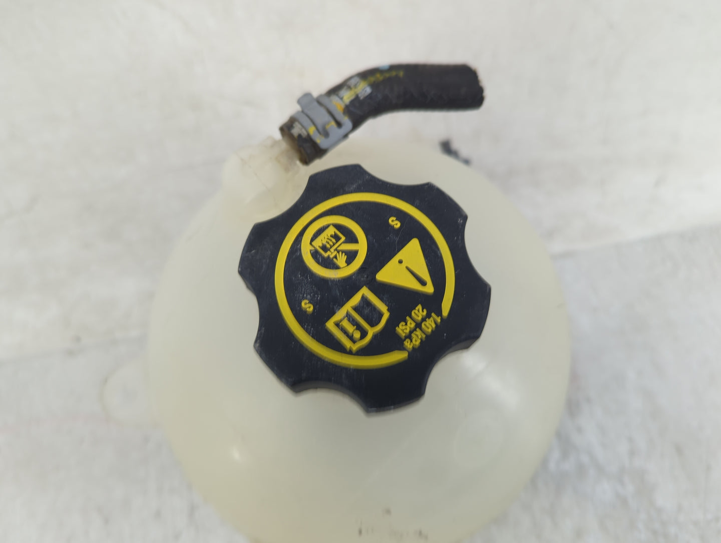 2020-2020 Cadillac Xt6 Radiator Coolant Overflow Expansion Tank Bottle 1409950 - Oemusedautoparts1.com
