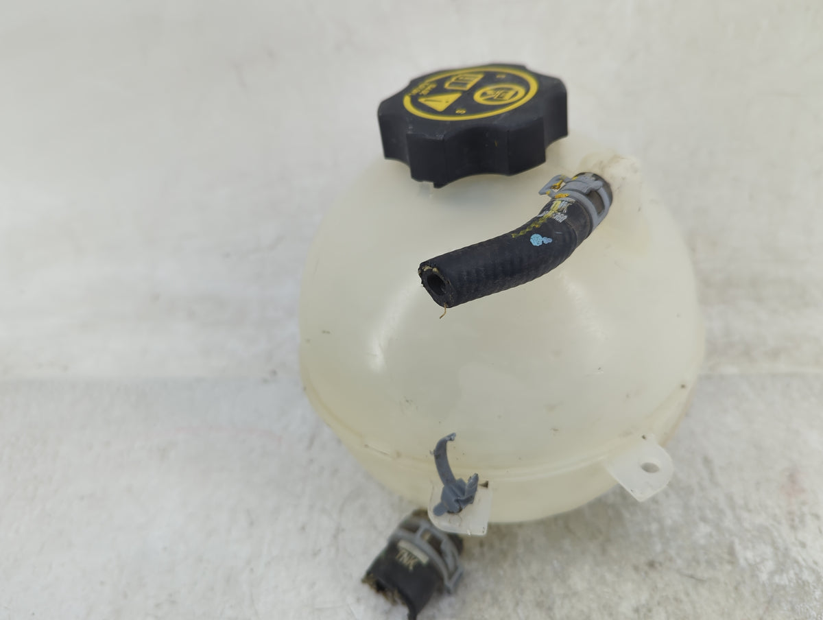 2020-2020 Cadillac Xt6 Radiator Coolant Overflow Expansion Tank Bottle 1409950 - Oemusedautoparts1.com