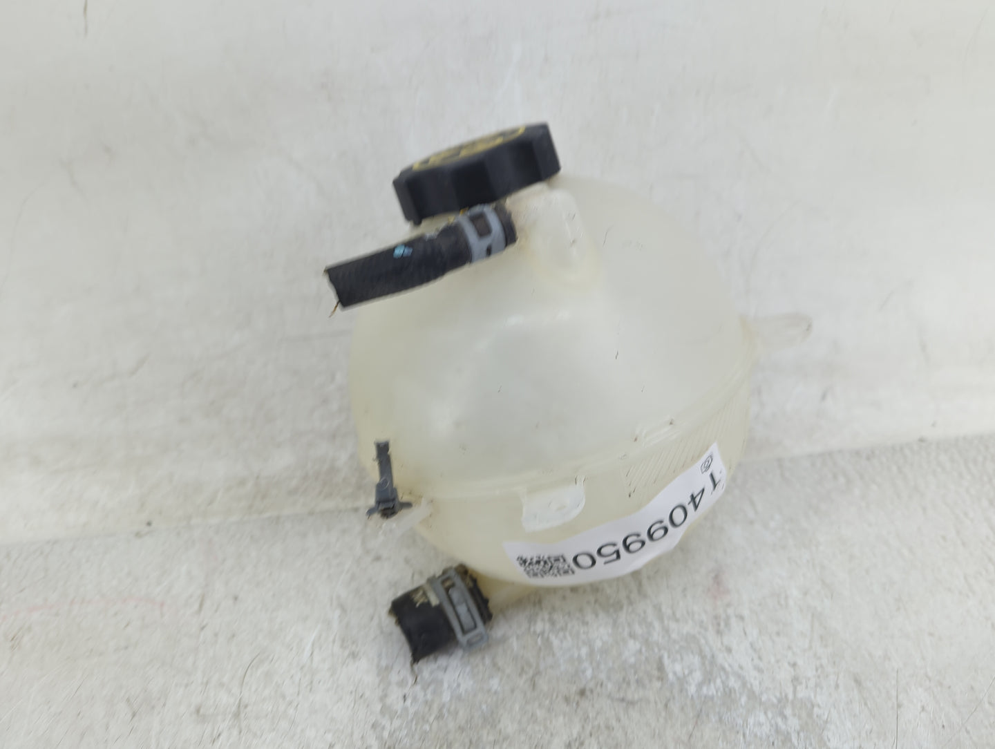 2020-2020 Cadillac Xt6 Radiator Coolant Overflow Expansion Tank Bottle 1409950 - Oemusedautoparts1.com