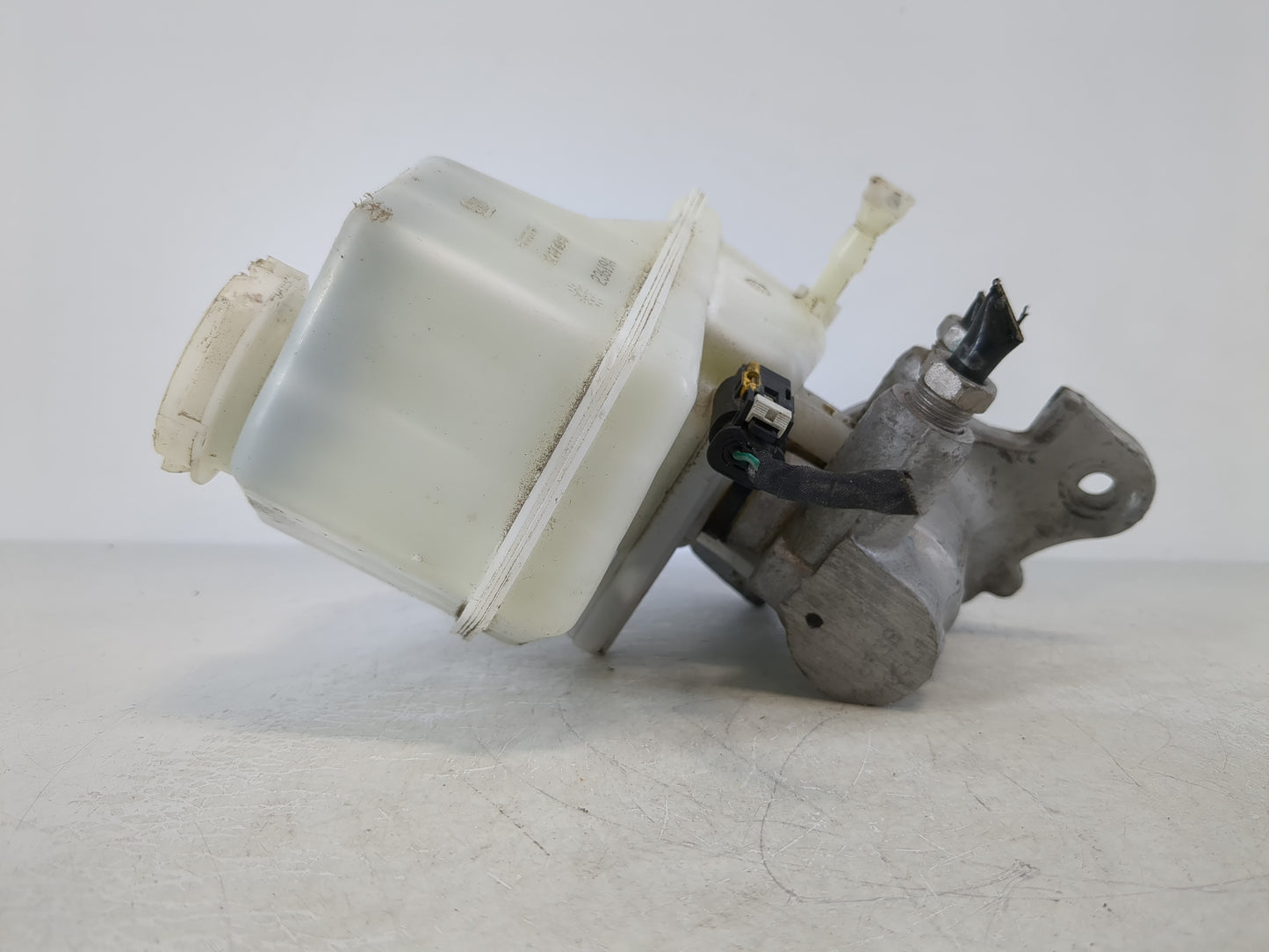 2016-2020 Chevrolet Camaro Brake Master Cylinder 1105136 - Oemusedautoparts1.com