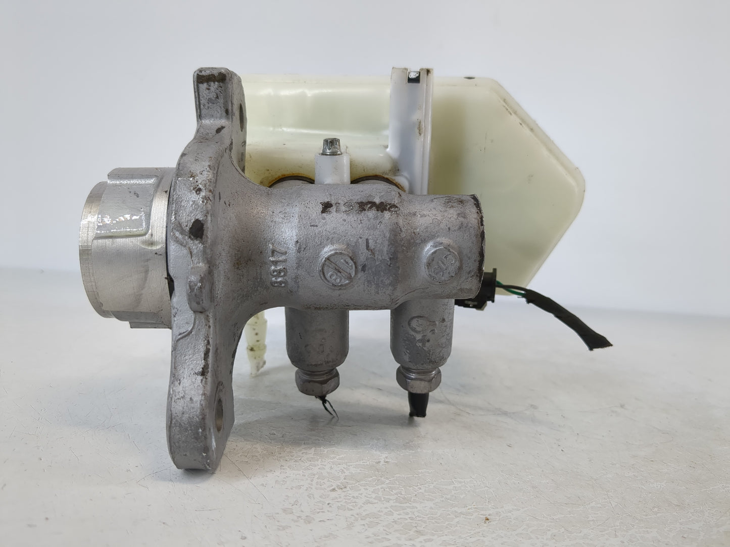 2016-2020 Chevrolet Camaro Brake Master Cylinder 1105136 - Oemusedautoparts1.com