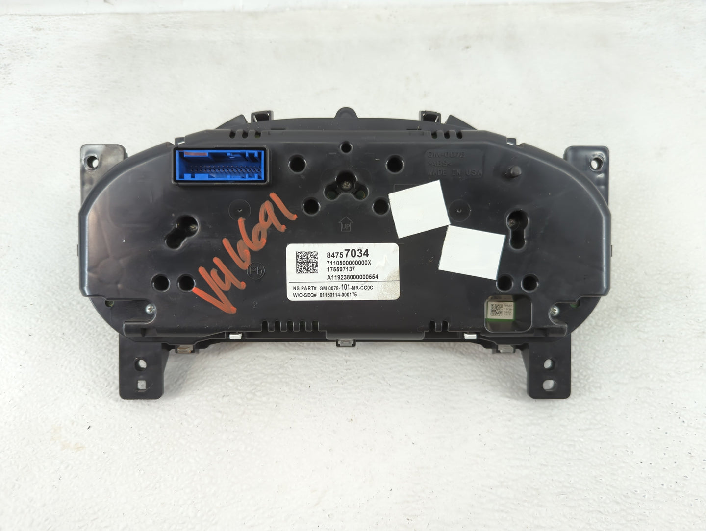 2020-2022 Chevrolet Colorado Instrument Cluster Speedometer Gauges P/N:84757034 Fits Fits 2020 2021 2022 OEM Used Auto Parts